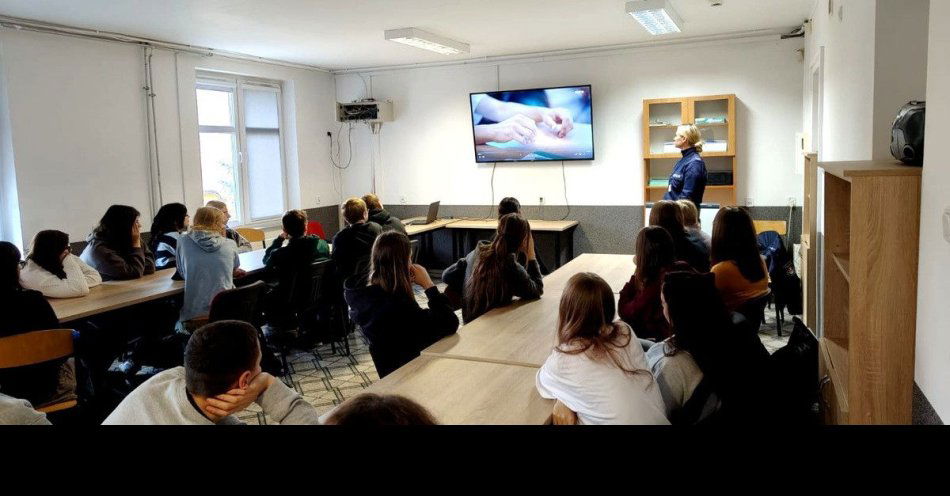 zdjęcie: Policjantki uczą młodzież o odpowiedzialności i przemocy / fot. KPP Międzyrzecz