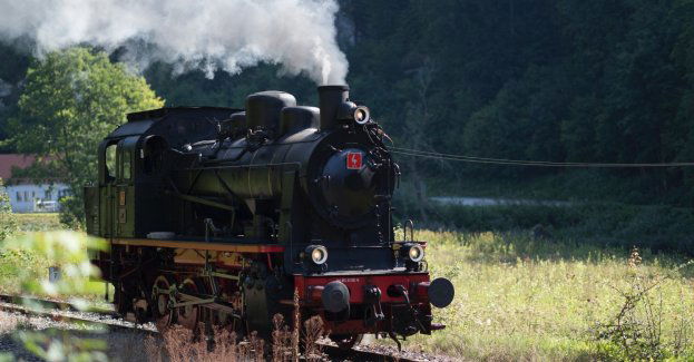 Rozpędzona lokomotywa zmiotła auto z torów - ćwiczenia służb ratunkowych