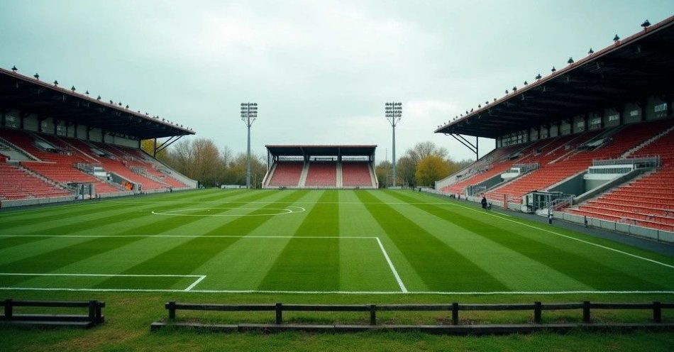 zdjęcie: Polonia Kępno — sto lat sportowych tradycji nad Prosną / Niewielki Stadion piłkarski w Polsce, puste drewniane trybuny, trawiaste boisko z białymi liniami, pochmurne niebo, atmosfera małego prowincjonalnego Stadionu /TMAI