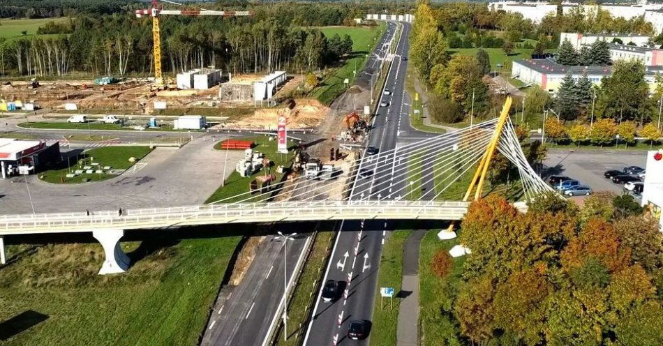 zdjęcie: Trwa remont polkowickiej kładki, która od dekady służy mieszkańcom do bezpiecznej komunikacji nad dawną obwodnicą miasta / fot. nadesłane