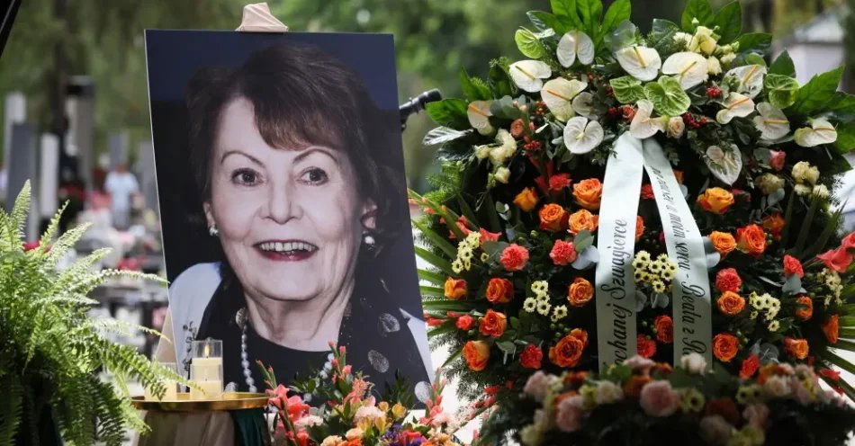 zdjęcie: Łukaszewicz o Idze Cembrzyńskiej: dziękujemy ci za wiarę w sztukę - świadectwo człowieczeństwa / Warszawa, 17.08.2026. Uroczystości pogrzebowe aktorki, piosenkarki i scenarzystki Igi Cembrzyńskiej na Cmentarzu Wojskowym na Powązkach w Warszawie, 17 bm. Artystka zmarła 30 lipca w wieku 87 lat. (jm) PAP/Leszek Szymański