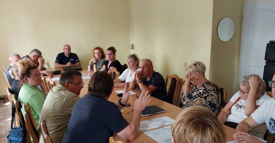 zdjęcie: By droga do i ze szkoły była bezpieczna - spotkanie policjantów z przewoźnikami i opiekunami dzieci / fot. KWP w Bydgoszczy