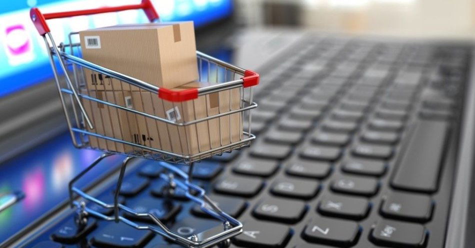 zdjęcie: Mężczyzna oszukany podczas zakupów przez Internet / fot. KPP w Pułtusku