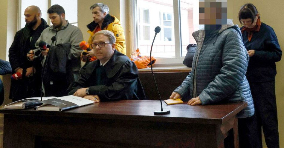 zdjęcie: W Myszkowie rozpoczął się proces 75-letniej Teresy D. ws. ukrywania sprawcy potrójnego zabójstwa. Kobieta przyznała się do winy / Myszków, 24.11.2025. Oskarżona Teresa D. (2P) na sali rozpraw Sądu Rejonowego w Myszkowie, 24 bm. Rozpoczął się proces kobiety oskarżonej o ukrywanie sprawcy potrójnego zabójstwa Jacka J. (ad) PAP/Waldemar Deska

***UWAGA BRAK ZGODY NA PUBLIKACJĘ DANYCH OSOBOWYCH I WIZERUNKU OSKARŻONEJ***