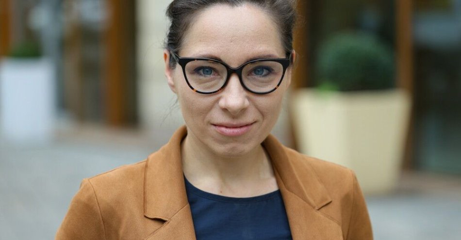 zdjęcie: Panoptykon: ustawa implementująca w Polsce DSA jest potrzebna / Warszawa, 24.09.2025. Na zdjęciach z 23 bm. Prezes Fundacji Panoptykon Katarzyna Szymielewicz przed siedzibą Polskiej Agencji Prasowej w Warszawie. Katarzyna Szymielewicz była gościem Studia PAP. (aldg) PAP/Rafał Guz