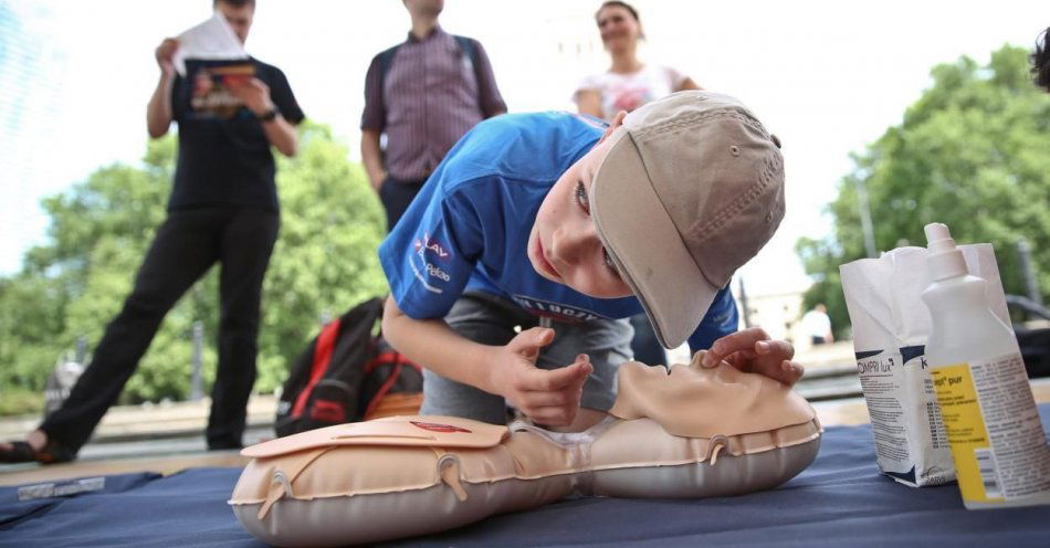 zdjęcie: Od września w szkołach podstawowych w ramach zajęć z wychowawcą będą zagadnienia dot. pierwszej pomocy / fot. PAP