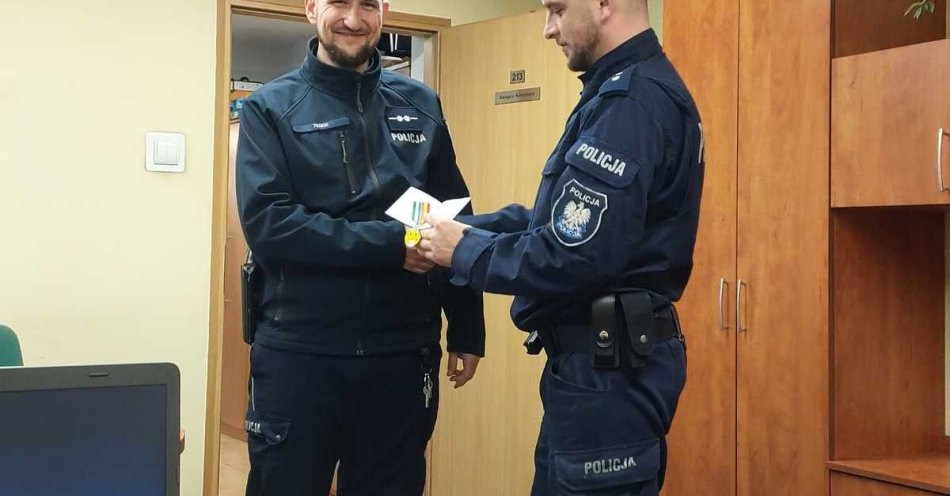 zdjęcie: Dzielnicowy z Krzeszowic odznaczony za pomoc dzieciom / fot. KPP w Krakowie