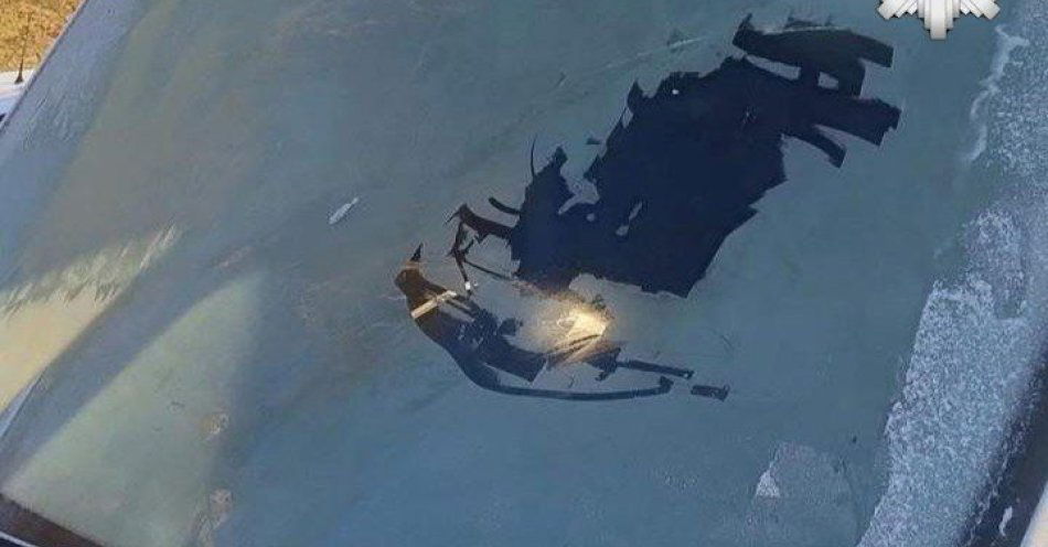 zdjęcie: Mandat za jazdę z całkowicie zamarzniętą szybą / fot. KPP w Wodzisławiu Śląskim