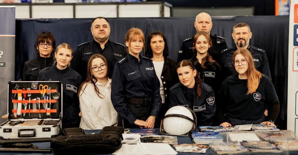 zdjęcie: Policjanci promowali zawód na Tomaszowskich Targach Pracy / fot. KPP w Tomaszowie Mazowieckim