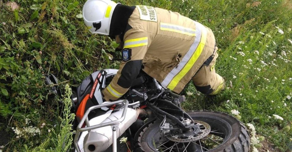 zdjęcie: Wypadek motocyklisty na terenie gminy Jastrzębia / fot. KMP w Radomiu