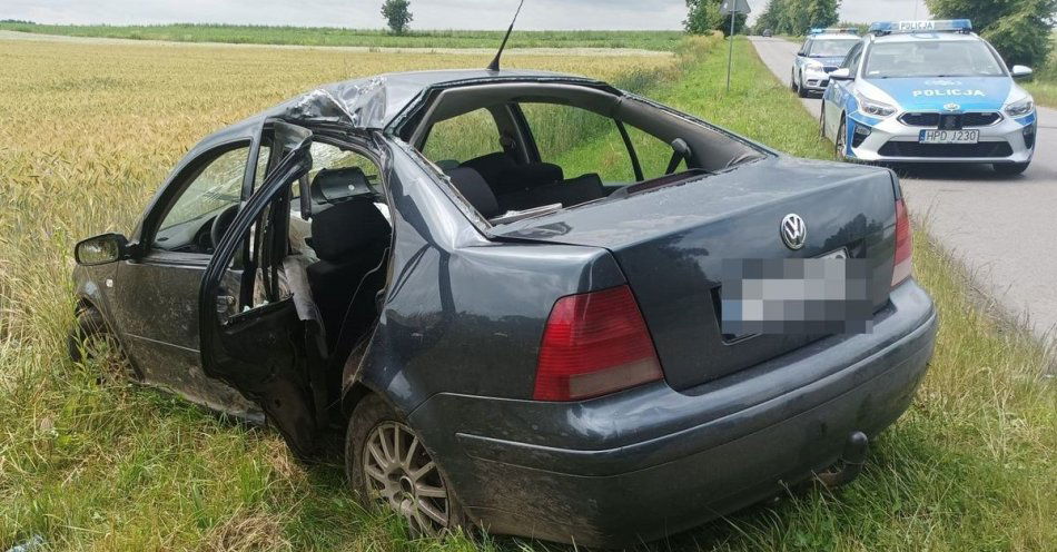 zdjęcie: Straciła panowanie i uderzyła w drzewo / fot. KPP Janów Lubelski