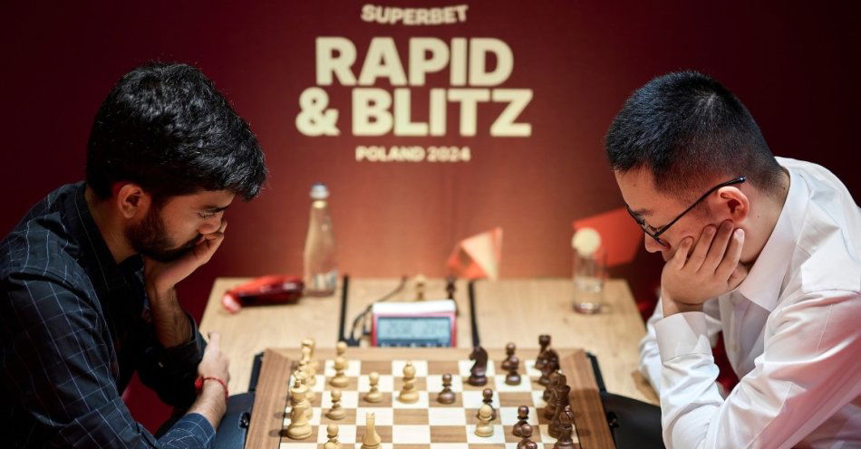 zdjęcie: Javokhir Sindarov i Gukesh Dommaraju zagrają o szachowe mistrzostwo świata. Wcześniej jednak zmierzą się w Warszawie! / fot. Rafał Oleksiewicz