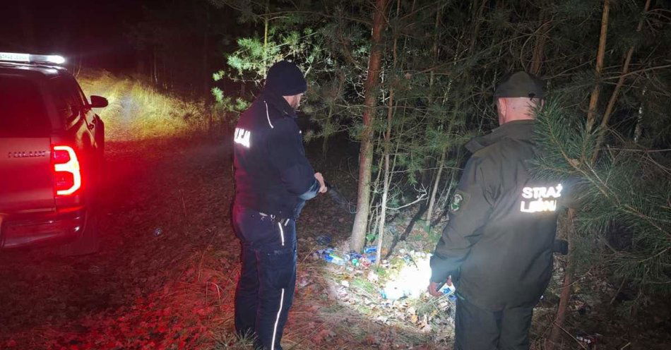 zdjęcie: 22 letni ukarany za wyrzucenie śmieci w lesie koło Księginek / fot. KPP Kościan