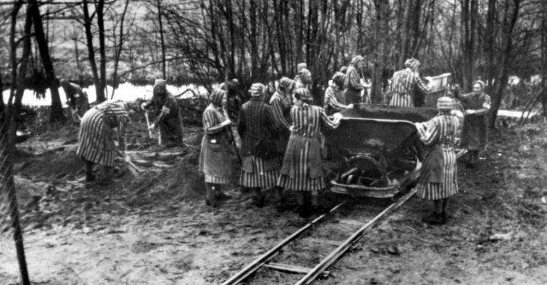 zdjęcie: W kręgu poezji lagrowej więźniarek KL Ravensbrück / Bundesarchiv, Bild 183-1985-0417-15 /CC BY-SA 3.0/https://creativecommons.org/licenses/by-sa/3.0/de/deed.en