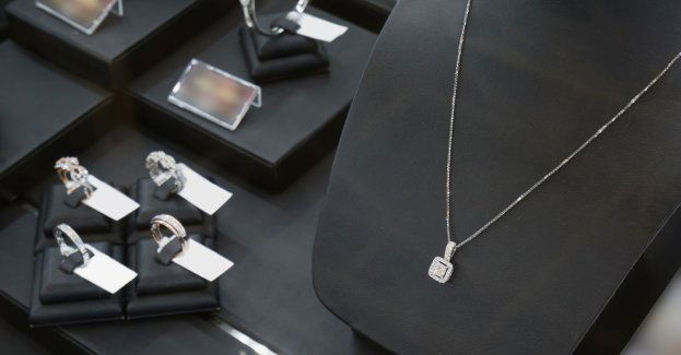 Złodzieje okradli jubilera w galerii handlowej i uciekli