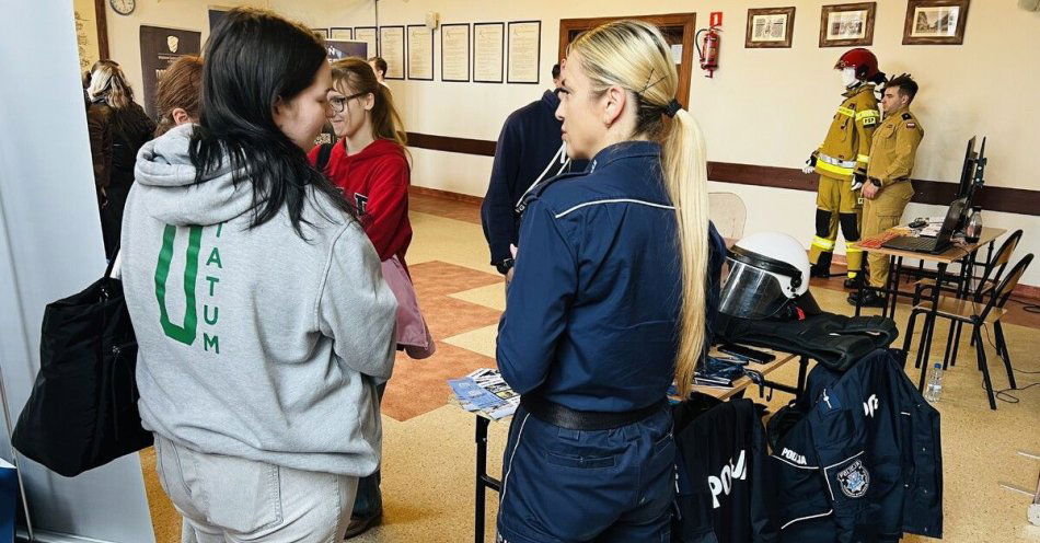 zdjęcie: Mundurowi na targach w Koszalinie inspirują młodzież / fot. KMP w Koszalinie