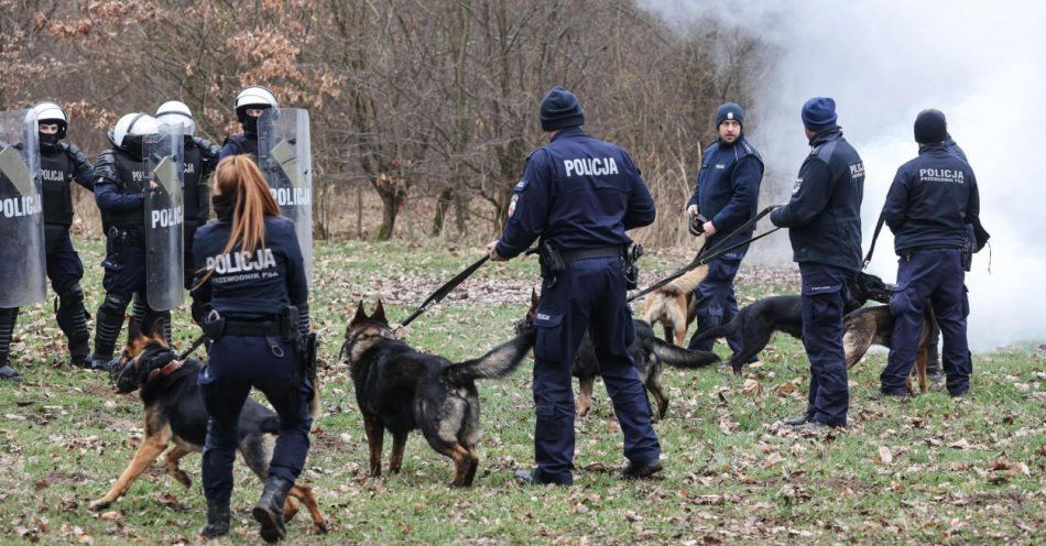 zdjęcie: Funkcjonariusze prewencji wesprą SG i wojsko także przy zaporze granicznej / fot. PAP