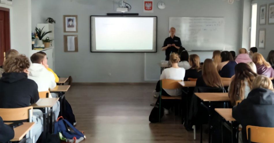 zdjęcie: Funkcjonariuszki edukują młodzież / fot. KMP w Toruniu