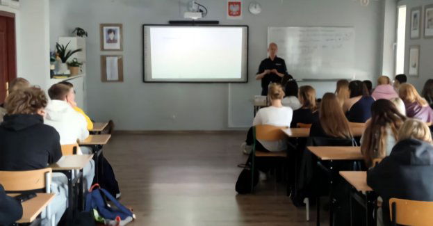 Funkcjonariuszki edukują młodzież