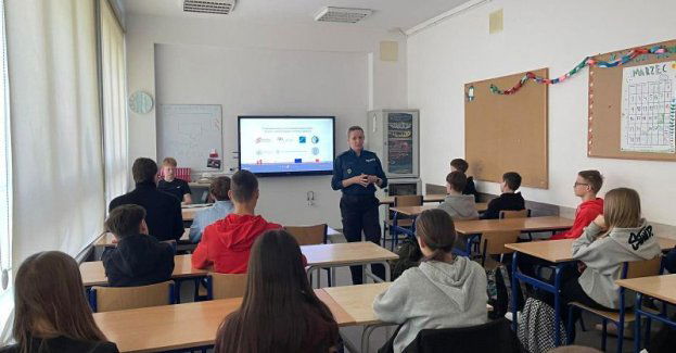 Policjantka w SP2: o sile słów i odpowiedzialności w sieci