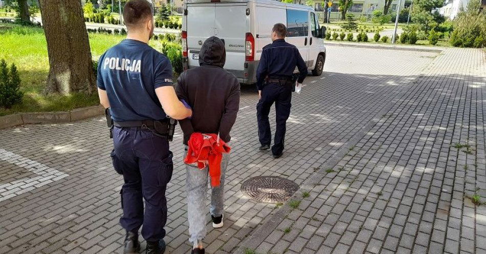 zdjęcie: Policjanci interweniowali wobec agresywnego awanturnika. Okazało się, że był poszukiwany do odbycia kary ponad dwóch lat pozbawienia wolności / fot. KPP w Lęborku