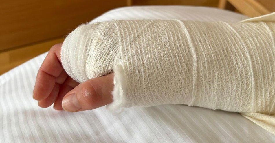 zdjęcie: Lekarze w Otwocku i w Krakowie przeprowadzili aż cztery replantacje rąk w trakcie jednej nocy / fot. PAP