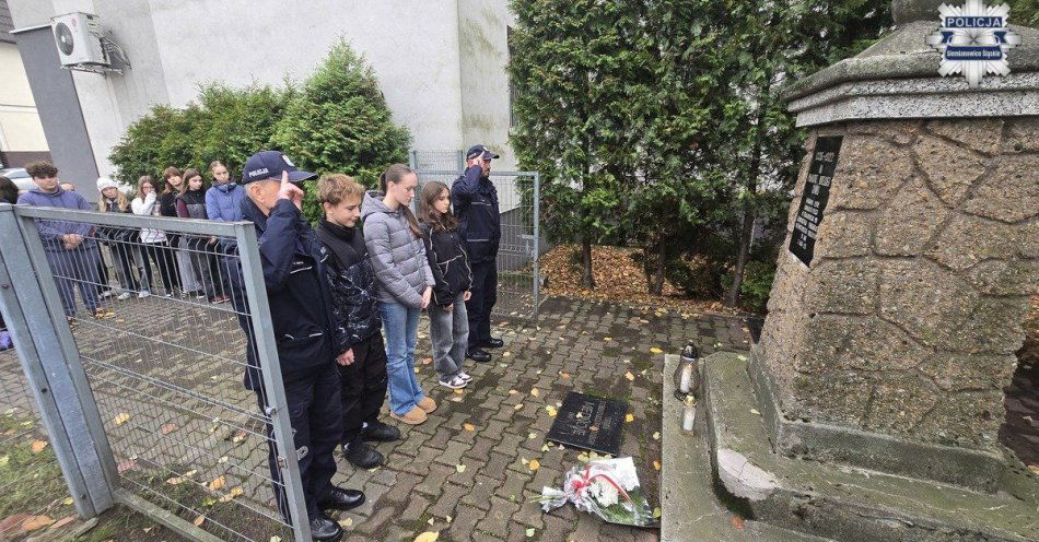 zdjęcie: Wzruszające obchody przy pomniku policjantów w Siemianowicach / fot. KMP w Siemianowicach Śląskich
