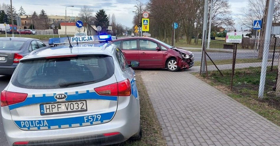 zdjęcie: Nieustąpienie pierwszeństwa przejazdu – przyczyną kolizji na zduńskowolskim skrzyżowaniu / fot. KPP w Zduńskiej Woli