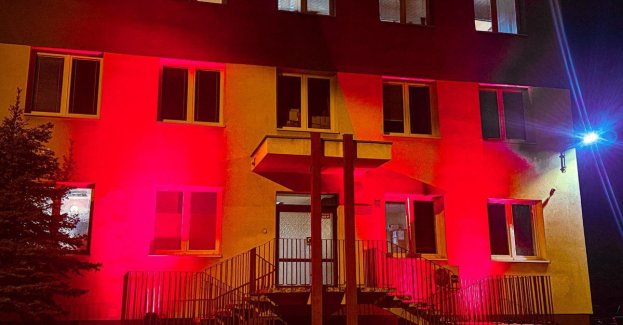 Żyrardów: policja podświetliła komendę na czerwono w obronie dzieci