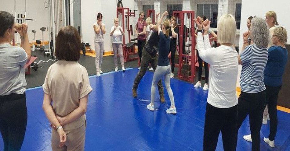 zdjęcie: Samoobrona dla mieszkanek Węgrowa w ramach programu Kobiety w mocy / fot. KPP w Węgrowie Drugie warsztaty w ramach programu „Kobiety w mocy- siła, bezpieczeństwo wsparcie” - nauka samoobrony dla uczestniczek