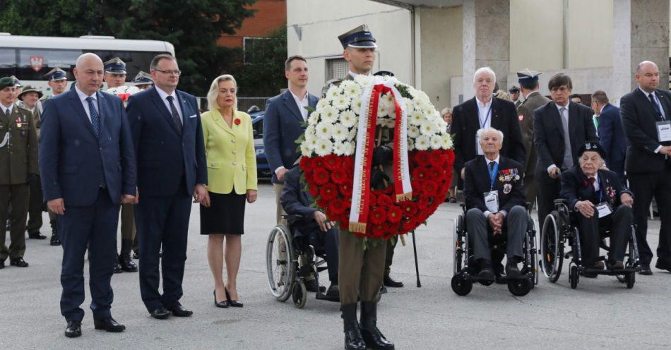 zdjęcie: Polscy weterani wraz z przedstawicielami rządu i dyplomacji upamiętnili w Cassino gen. Andersa / fot. PAP