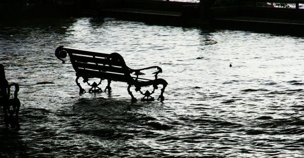Strażacy kończą usuwanie skutków nocnych burz; ostrzeżenie przed podtopieniami