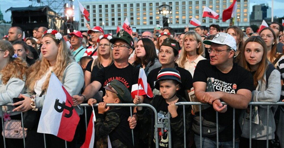 zdjęcie: Warszawiacy znów zaśpiewali (nie)zakazane piosenki na placu Piłsudskiego / fot. PAP