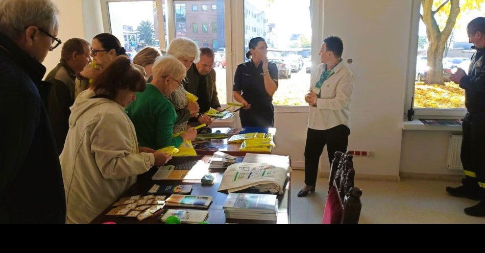 zdjęcie: Seniorzy z Opoczna uczą się bezpiecznych nawyków / fot. KPP w Opocznie