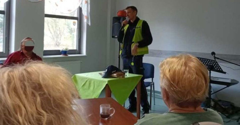 zdjęcie: Pan Odblask uczy bezpieczeństwa i rozdaje odblaski / fot. KMP w Olsztynie