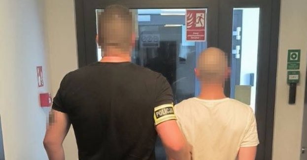 Toporkiem zbił szybę w sklepie. Podczas zatrzymania groził policjantom i ich znieważył. 33-latek usłyszał zarzuty i został aresztowany