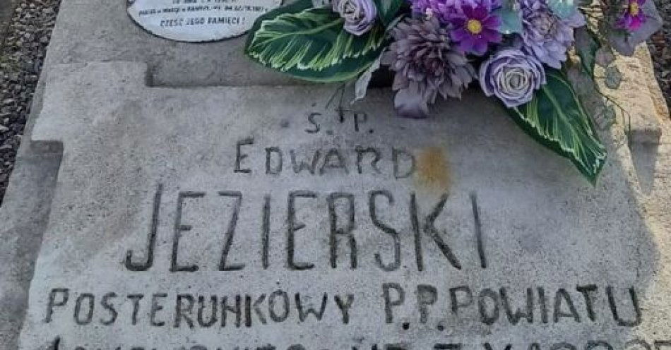 zdjęcie: Policjanci zapalili znicze przy grobach i tablicach pamięci / fot. KPP Janów Lubelski