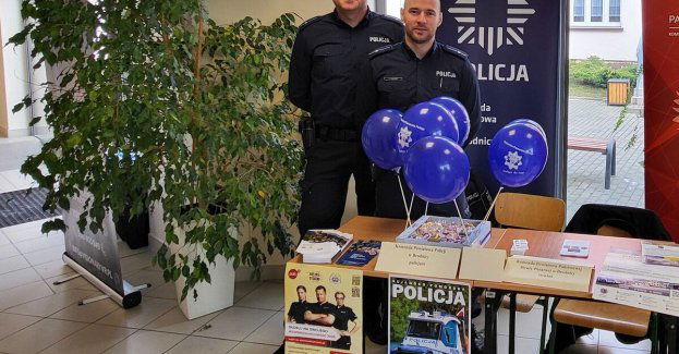 Policja na Targach Edukacyjnych w Szczuce zachęca młodzież