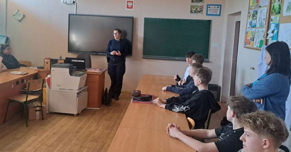 zdjęcie: Policjantka uczy uczniów SP9 o mowie nienawiści i cyberprzemocy / fot. KPP w Dzierżonowie SP9 pogadanka