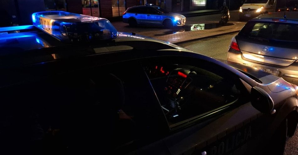 zdjęcie: Ucieczka Opla w Jaśle zakończona blokadą radiowozu / fot. KPP w Jaśle fot: KPP Jasło