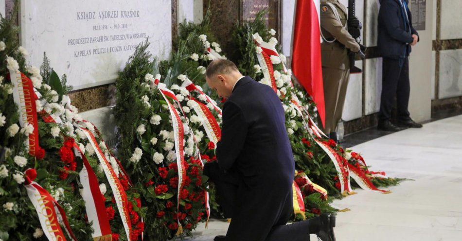 zdjęcie: Prezydent w Świątyni Opatrzności Bożej złożył wieńce przy grobach ofiary katastrofy smoleńskiej / fot. PAP