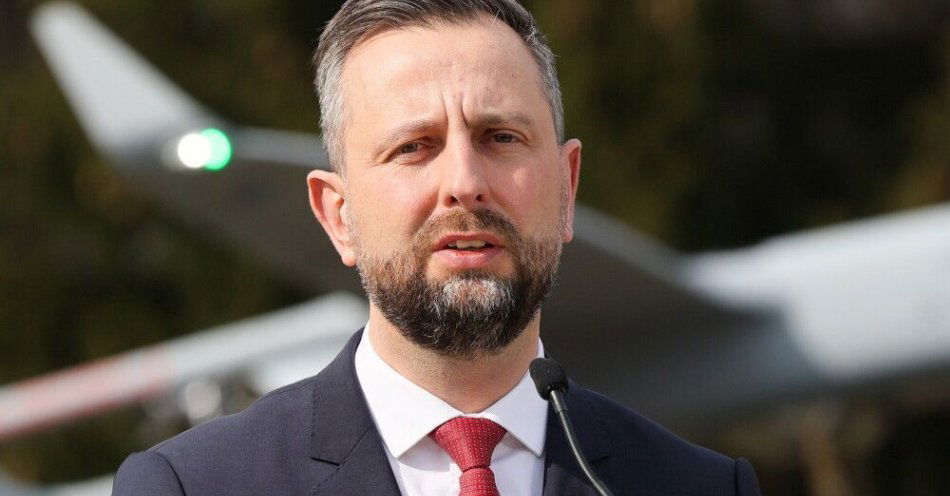 zdjęcie: Ośrodek Systemów Autonomicznych (OSA) startuje; ma przyspieszyć testy i produkcję sprzętu dla wojska / Warszawa, 19.03.2026. Wicepremier, minister obrony narodowej Władysław Kosiniak-Kamysz podczas uroczystości podpisania umowy powołującej Ośrodek Systemów Autonomicznych (OSA), 19 bm. na terenie Instytutu Technicznego Wojsk Lotniczych w Warszawie. Ośrodek będzie działał jako centrum naukowo-przemysłowe tworzone przez wojskowe instytuty badawcze, Instytut Badawczy IDEAS oraz Polską Grupę Zbrojeniową S.A., z Instytutem Technicznym Wojsk Lotniczych jako liderem. (jm) PAP/Paweł Supernak