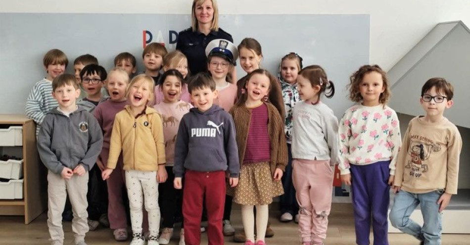 zdjęcie: Gdynia policjantka uczy przedszkolaki zasad ruchu drogowego / fot. KMP w Gdyni