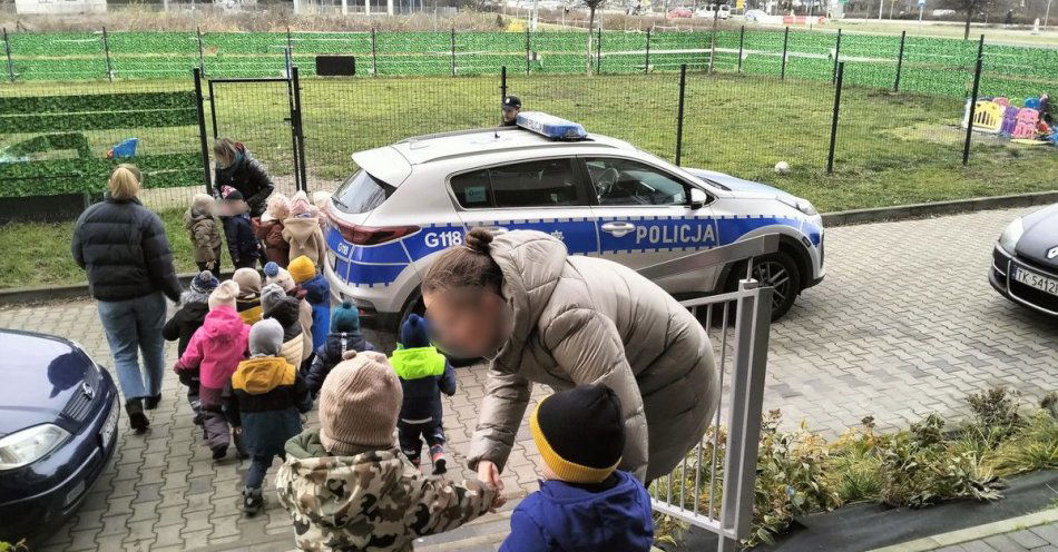 zdjęcie: Przedszkolaki z Filemonków uczą się bezpieczeństwa z policją / fot. KMP w Krakowie