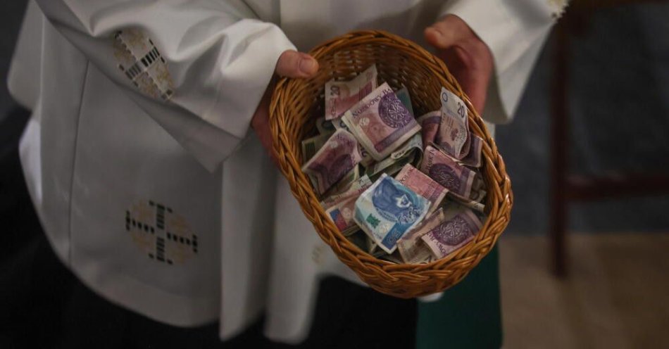 zdjęcie: W Kościele katolickim w Polsce ofiary na tacę z 6 stycznia idą na misje / Warszawa, 10.01.2024. Msza święta sprawowana w intencji ofiar katastrofy smoleńskiej, 10 bm. w bazylice archikatedralnej pw. św. Jana Chrzciciela w Warszawie.  (ls/zkoc) PAP/Leszek Szymański