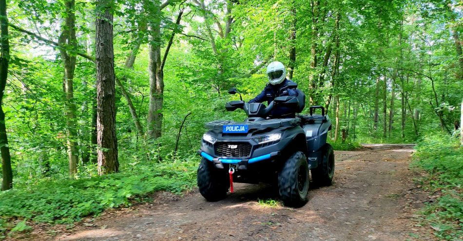 zdjęcie: Policjanci na quadzie czuwają nad bezpieczeństwem mieszkańców oraz turystów / fot. KPP w Tucholi