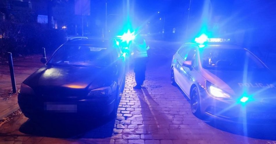 zdjęcie: Policjanci zatrzymali dwóch mężczyzn w samochodzie z narkotykami, dodatkowo kierowca prowadził auto pod ich wpływem / fot. KMP w Wrocławiu