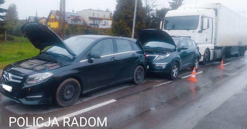 zdjęcie: Zdarzenie z udziałem trzech pojazdów. 2 osoby poszkodowane, w tym dziecko / fot. KMP w Radomiu