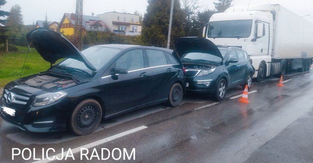 Zdarzenie z udziałem trzech pojazdów. 2 osoby poszkodowane, w tym dziecko