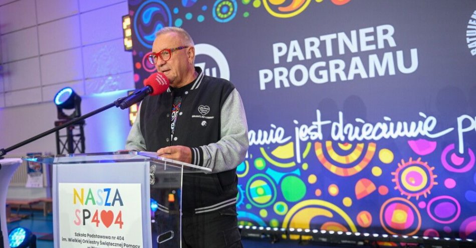 zdjęcie: WOŚP: ponad 155 tys. osób i 1443 instytucji – padł rekord w udzielaniu pierwszej pomocy / Warszawa, 16.10.2025. Prezes Fundacji Wielkiej Orkiestry Świątecznej Pomocy Jerzy Owsiak podczas dziewiątego ogólnopolskiego bicia rekordu w pierwszej pomocy, 16 bm. w Szkole Podstawowej nr 404 im. Wielkiej Orkiestry Świątecznej Pomocy w Warszawie, w ramach Europejskiego Dnia Przywracania Czynności Serca. Fundacja WOŚP od 19 lat uczy dzieci pierwszej pomocy w ramach Programu Edukacyjnego 